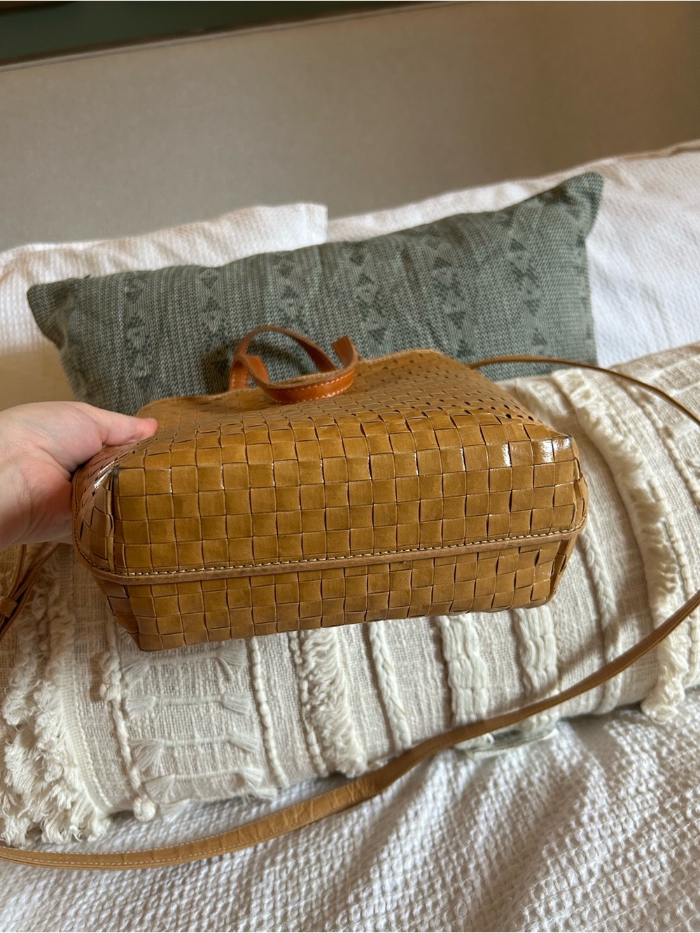 Uashmama - Woven Leather Shoulder Bag in Camel Brown - Picture 3 of 8